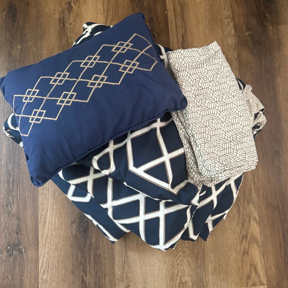 Full Size Bedding Set: Comforter, Square Shams, Pillow